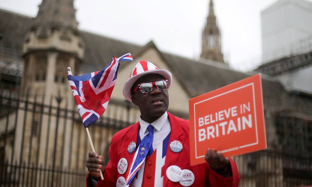 Ativista favorável ao Brexit segura placa que diz 'acredite no Reino Unido' na frente do Parlamento britânico Foto: DANIEL LEAL-OLIVAS / AFP