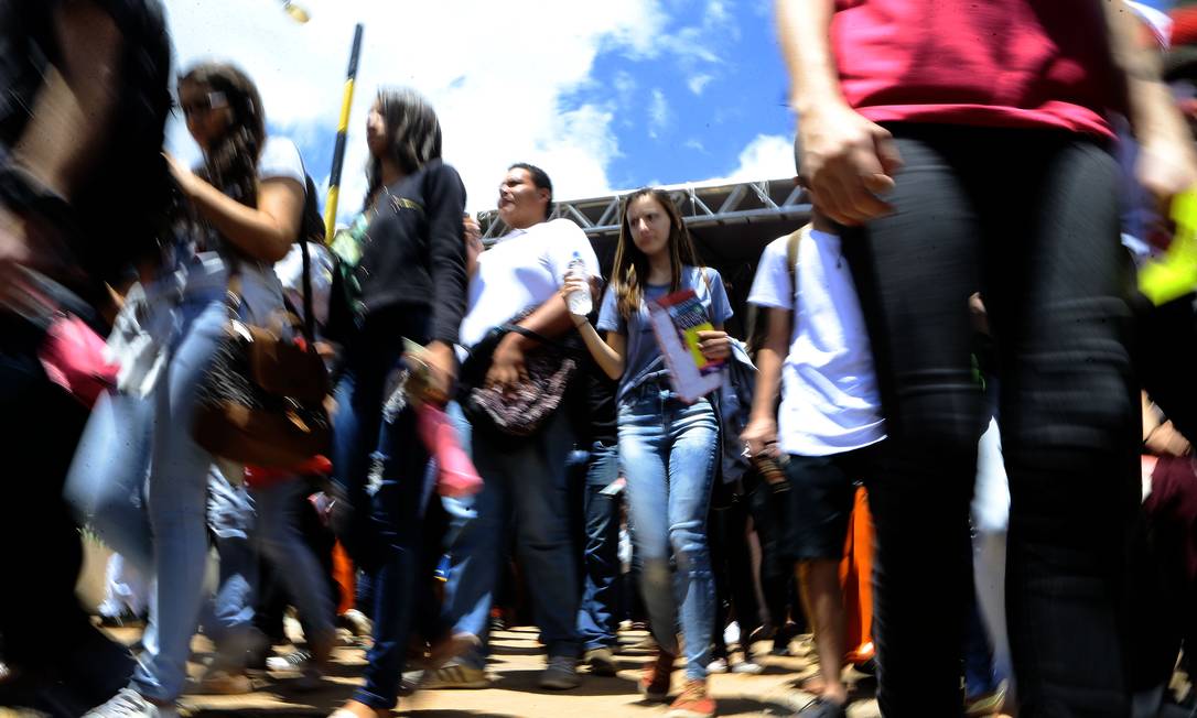Alunos chegam ao local de prova do Enem, em uma universidade em Brasília Foto: Jorge William / Agência O Globo