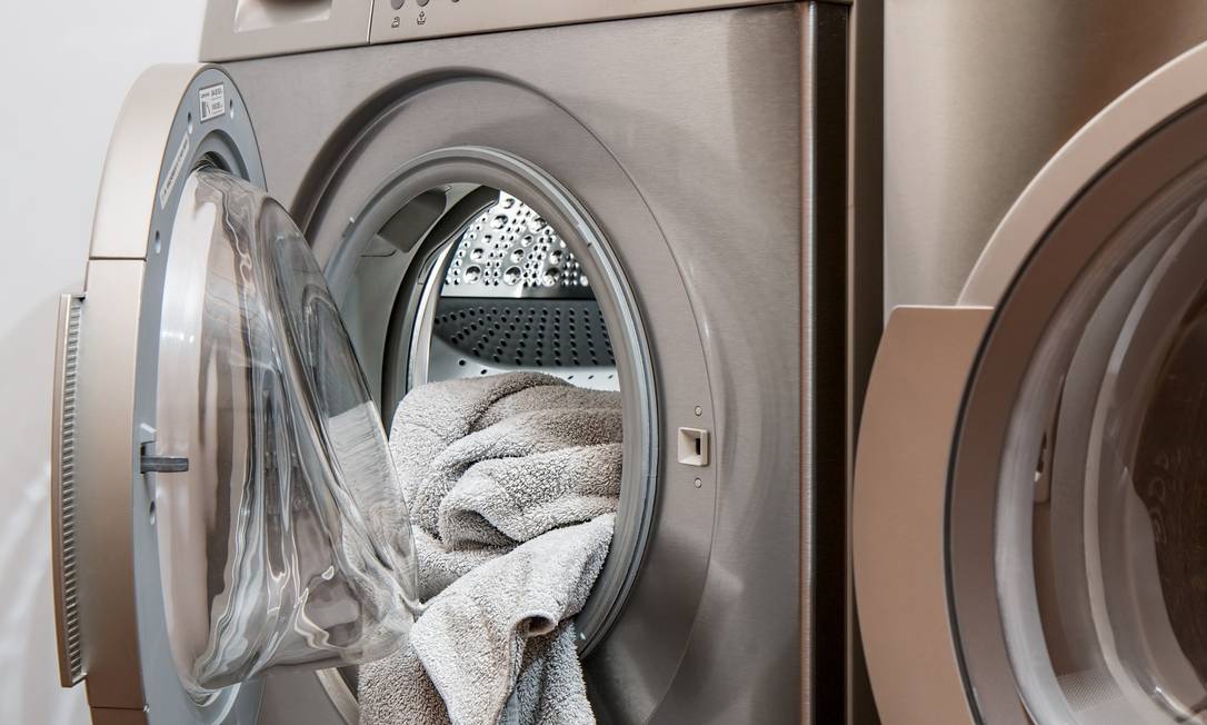È preferibile lavare molti vestiti per risparmiare acqua ed energia.  Evita di usare molto sapone, così non dovrai risciacquarlo due volte.  Durante la stiratura, l'opzione migliore è raggruppare i vestiti e stirarne una grande quantità in una volta.  Scollegare il ferro quando il servizio viene interrotto.  Usa la temperatura indicata per ogni tipo di tessuto e inizia con gli indumenti più leggeri.  Foto: Pixabay