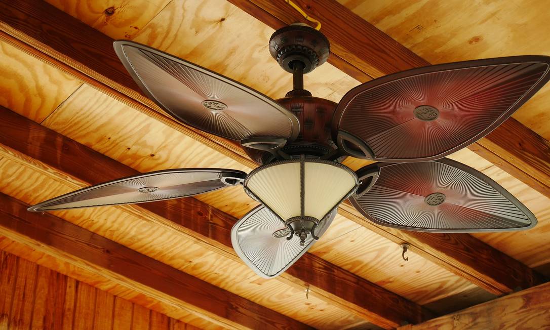 O uso do ventilador de teto durante 8 horas por dia gera um gasto de apenas R$ 18 por mês. Mesmo assim, é importante evitar deixar o aparelho ligado quando não houver ninguém no cômodo. Na hora de comprar, lembre-se que quanto maior o diâmetro das hélices, maior o consumo de energia. Foto: Pixabay
