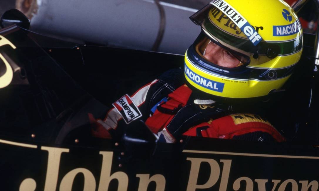 Senna na sua Lotus em 1985. Naquele ano, o piloto levaria sua primeira corrida, em Portugal Foto: Frederico Mendes / AgÃªncia O Globo