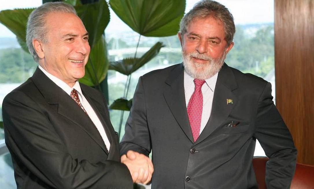 Futuro vice. Michel Temer com o presidente Lula, em 2009, no Palácio do Planalto Foto: Gustavo Miranda / Agência O Globo