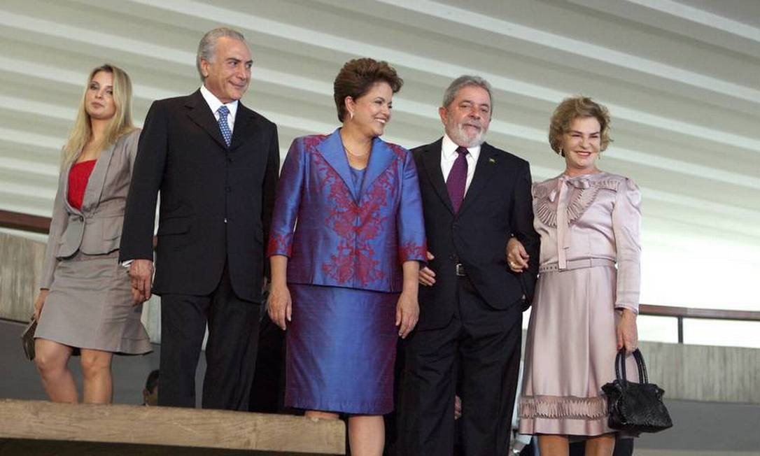 A mulher de Temer, Michel Temer, Dilma, Lula e Marisa Letícia no coquetel comemorativo da diplomação dos eleitos, em 2010 Foto: Gustavo Miranda / Agência O Globo