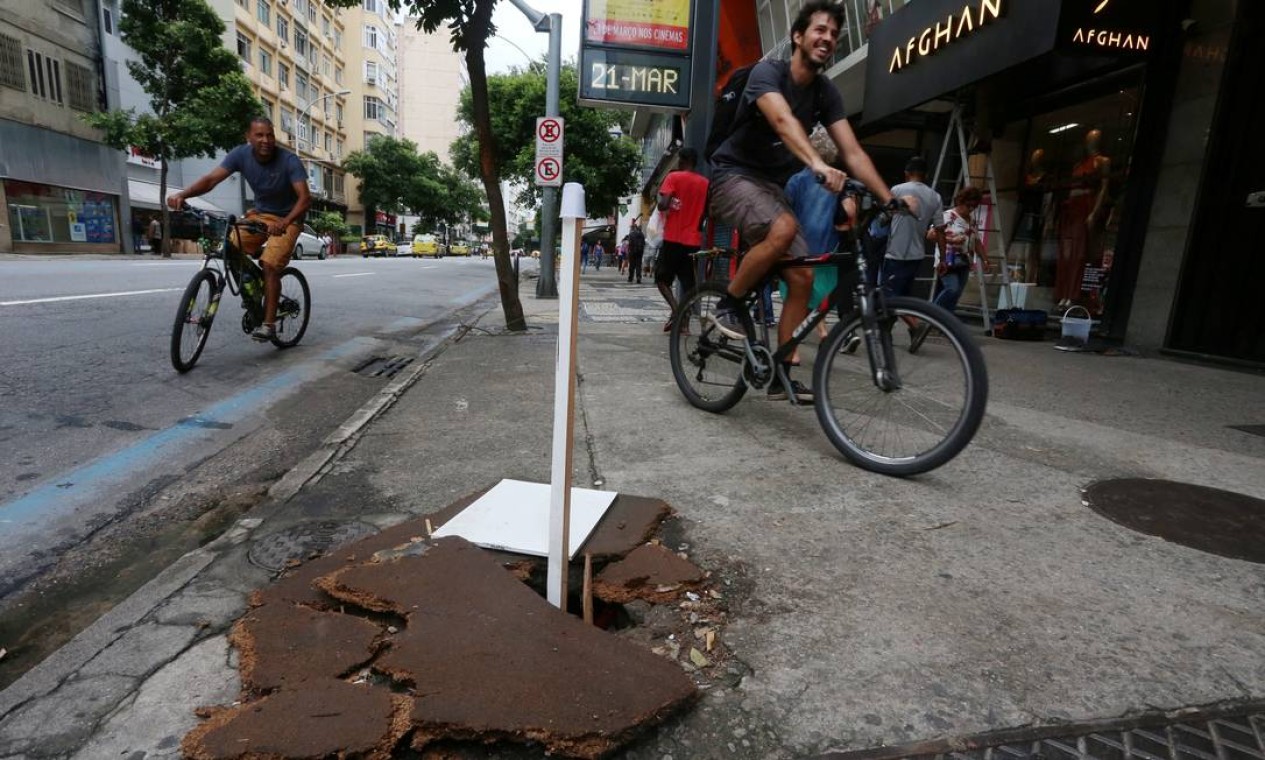 Buraco coloca em risco pedestres no calçadão da Avenida Nossa Senhora de Copacabana, próximo ao número 610 Foto: FABIANO ROCHA / Agência O Globo