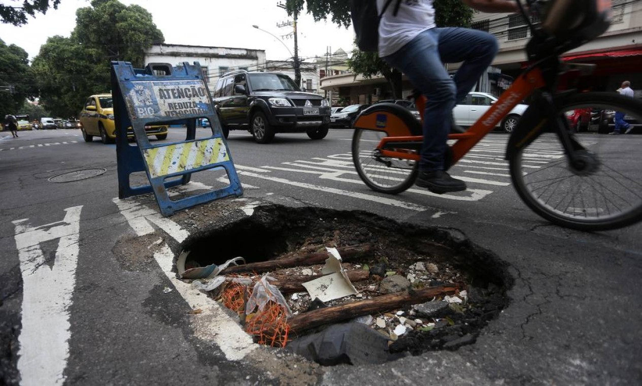 Rua Hadock Lobo, no Rio Comprido. Buraco gigante acumula lixo e atrapalha o trânsito Foto: FABIANO ROCHA / Agência O Globo