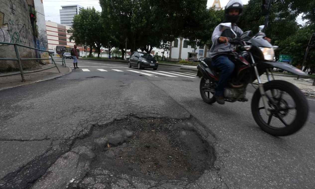 Buraco no asfalto da rua América, no Santo Cristo Foto: FABIANO ROCHA / Agência O Globo