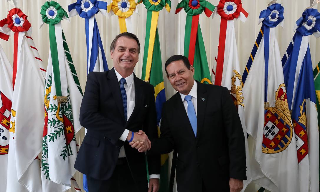 O presidente Jair Bolsonaro transmistiu o cargo ao vice Hamilton Mourão Foto: Marcos Corrêa/PR