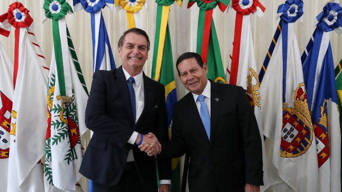 O presidente Jair Bolsonaro transmistiu o cargo ao vice Hamilton Mourão Foto: Marcos Corrêa/PR