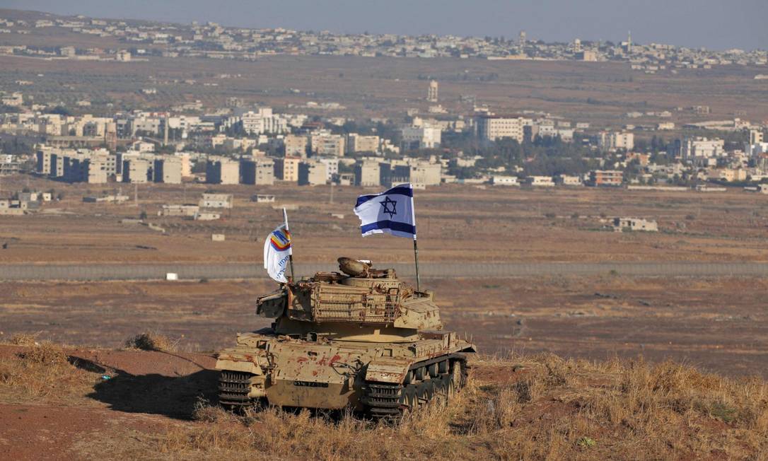 Tanque israelense com a bandeira do país sobre região ocupada das Colinas de Golã, perto da cidade síria de Quneitra 18-10-2017 Foto: JALAA MAREY / AFP