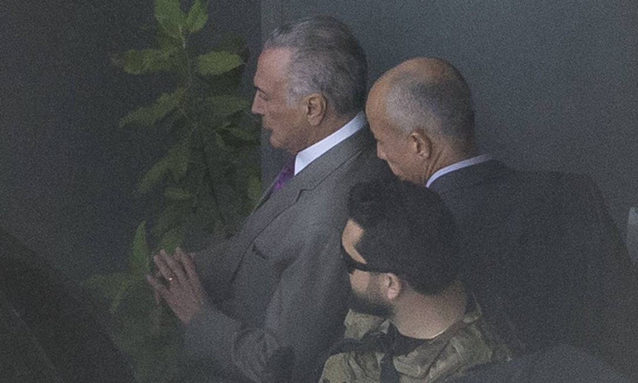Ex-presidente Michel Temer deixa sala da Polícia Federal, em Guarulhos, rumo ao Rio de Janeiro Foto: Edilson Dantas / Agência O Globo