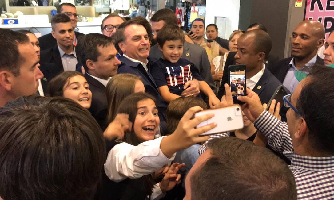 Bolsonaro faz selfie com chilenos no shopping Alto Los Condes, em Santiago Foto: Janaína Figueiredo
