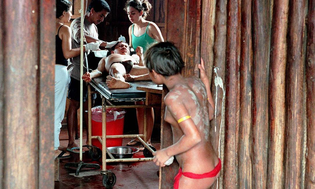 Índio Yanomami é atendido em posto de saúde da aldeia de Surucucu, na fronteira do Brasil com a Venezuela Foto: Sérgio Andrade/17-5-2000