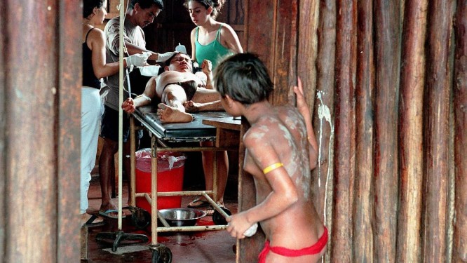 Ãndio Yanomami Ã© atendido em posto de saÃºde da aldeia de Surucucu, na fronteira do Brasil com a Venezuela Foto: SÃ©rgio Andrade/17-5-2000