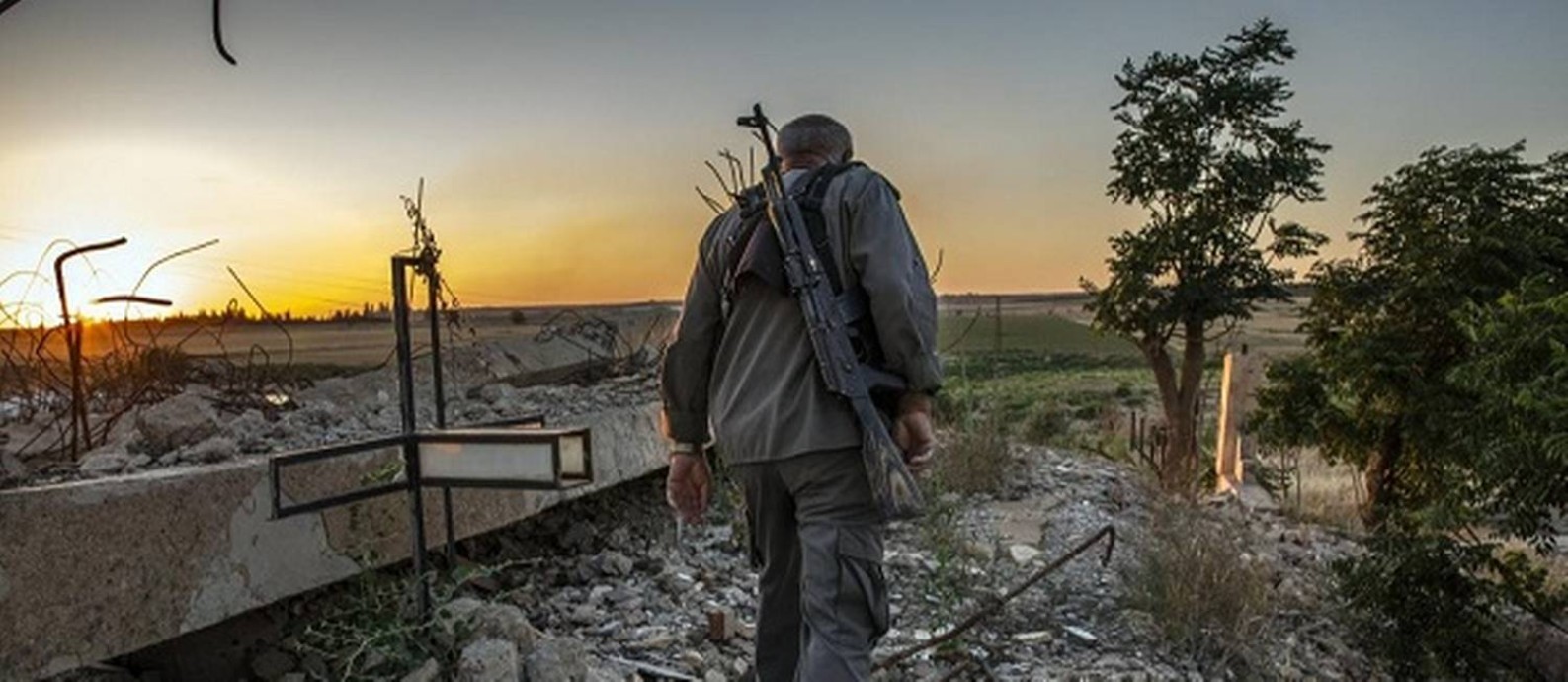 Homem anda pela aldeia de Baghuz, na Síria Foto: Ivor Prickett/New York Times