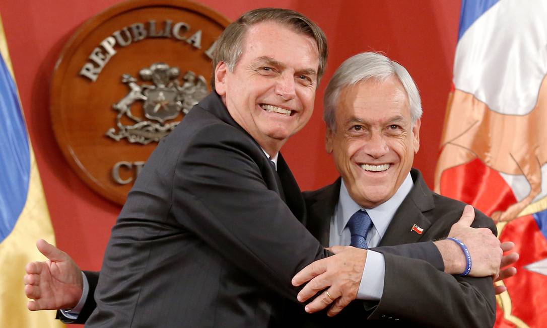 Bolsonaro abraça o presidente chileno, Sebastian Piñera Foto: RODRIGO GARRIDO / REUTERS
