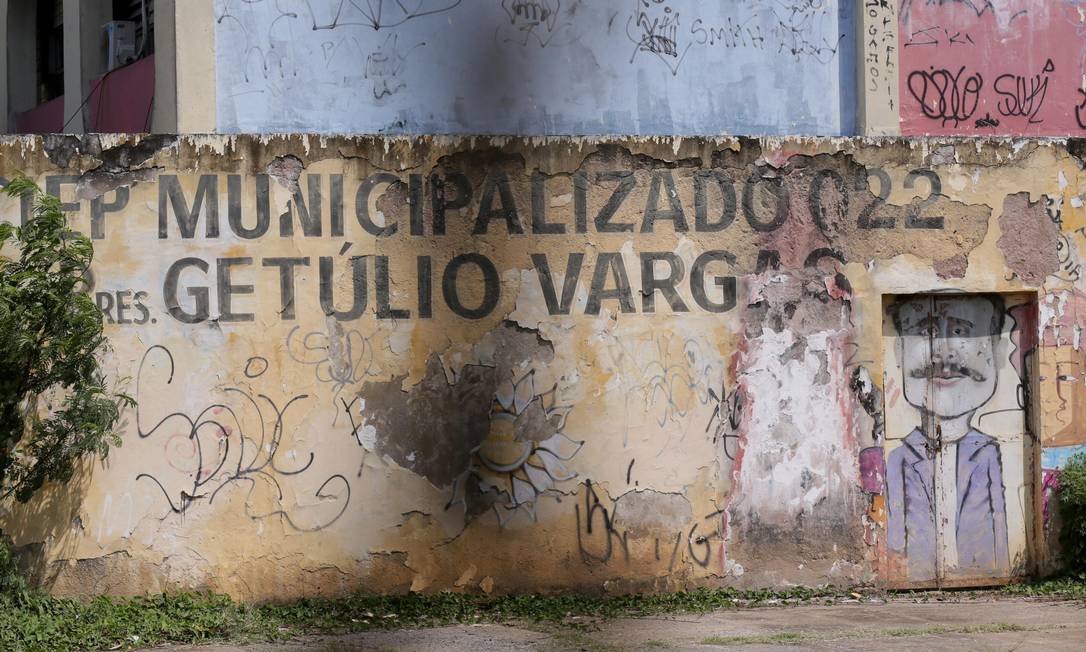 O Ciep em Nova Iguaçu que foi municipalizado e devolvido ao estado Foto: Cléber Júnior/27-9-2018 / Agência O Globo