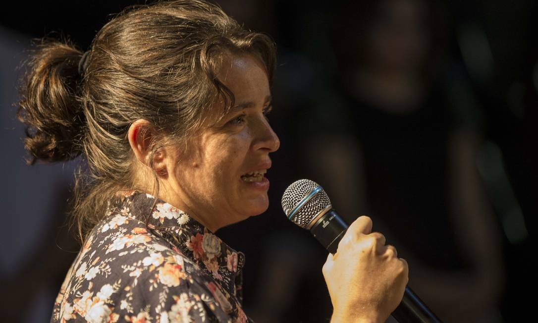 Maria Mariana, filha de Domingos Oliveira, homenageou o pai no vel&oacute;rio Foto: Guito Moreto / Ag&ecirc;ncia O Globo