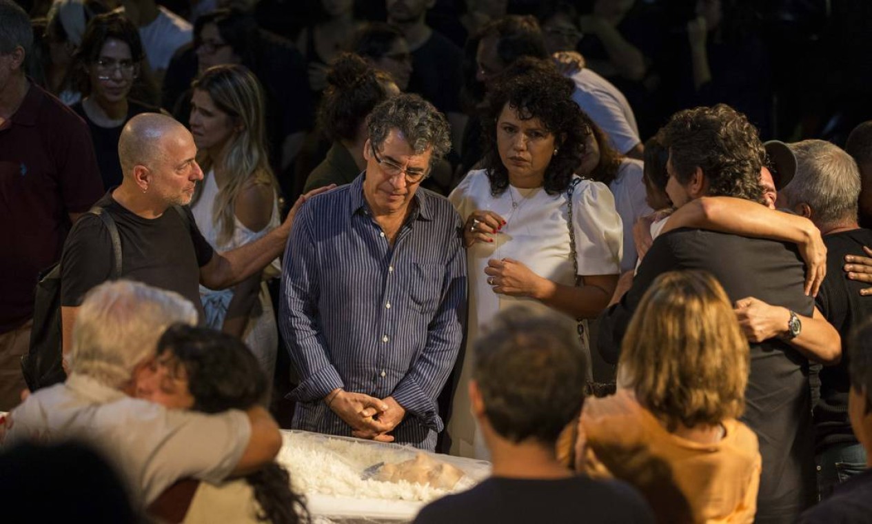 O ator Paulo Betti se despede de Domingos Oliveira Foto: Guito Moreto / Agência O Globo