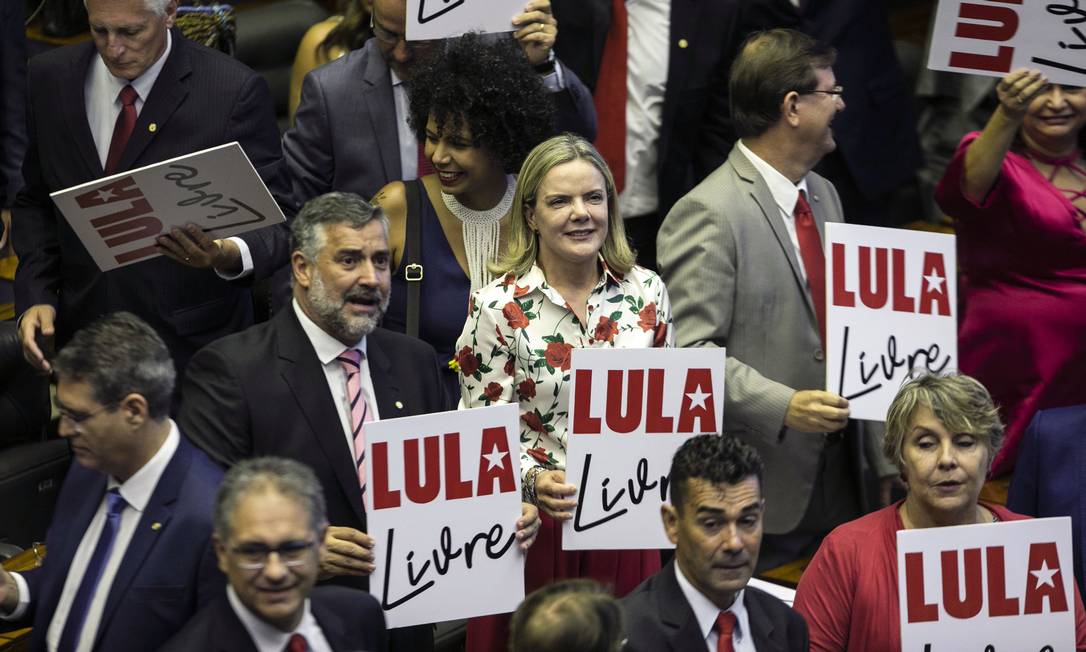 Gleisi e outros parlamentares petistas seguram cartaz pró-Lula durante a posse na Câmara dos Deputados Foto: Sergio Lima / AFP (01/02/2019)