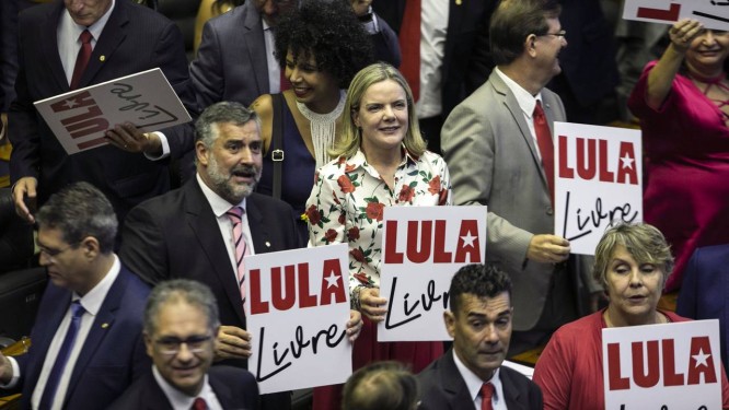 Gleisi e outros parlamentares petistas seguram cartaz prÃ³-Lula durante a posse na CÃ¢mara dos Deputados Foto: Sergio Lima / AFP (01/02/2019)