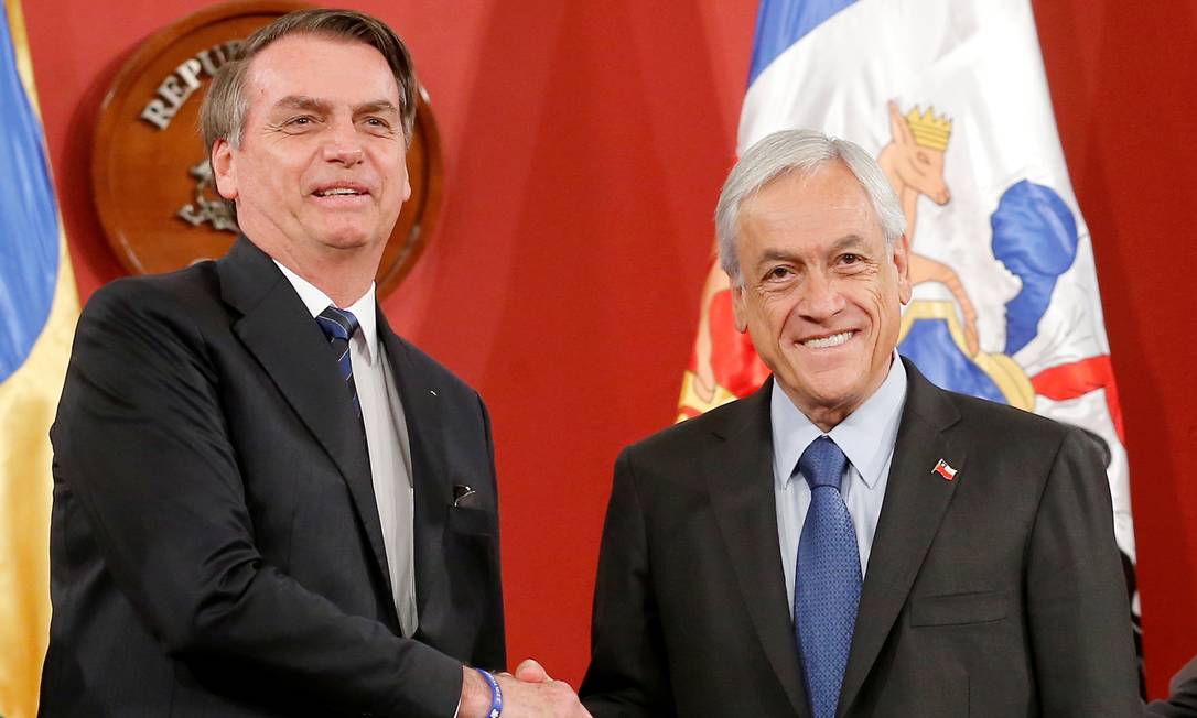 Os presidentes Jair Bolsonaro e Sebastián Piñera se cumprimentam após encontro em Santiago, no Chile Foto: RODRIGO GARRIDO / REUTERS