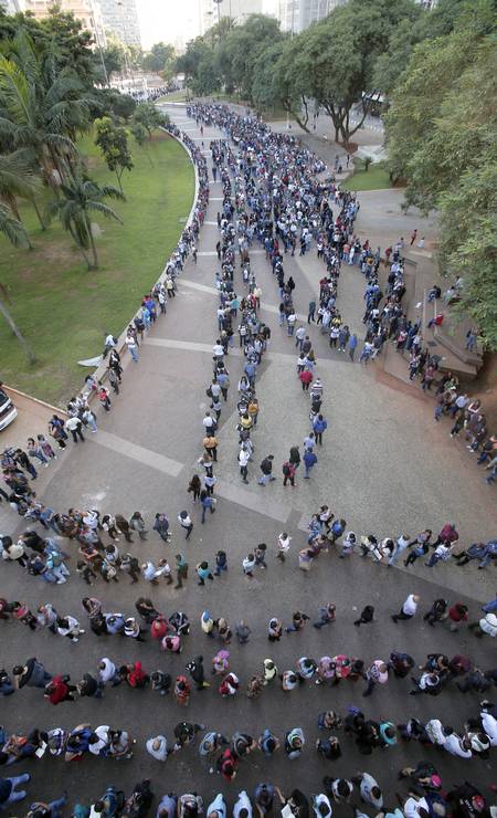 A fila de desempregados dava voltas e voltas. As pessoas chegaram um dia antes para garantir uma senha para concorrer a uma vaga Foto: Edilson Dantas / Agência O Globo
