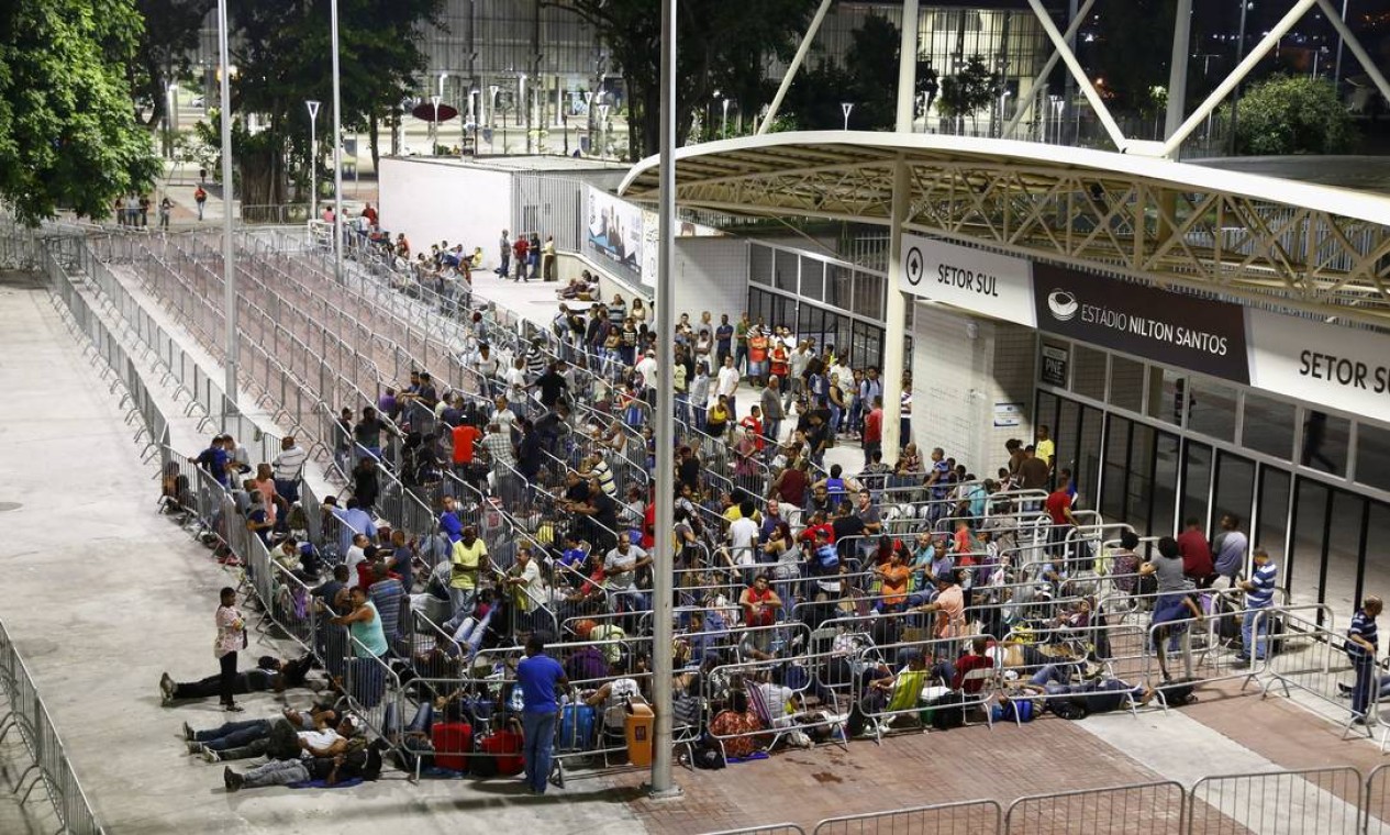 Fila para o Feirão de Emprego que ocorre todos os anos, em maio, no estádio do Engenhão, Zona Norte do Rio Foto: Uanderson Fernandes / Agência O Globo