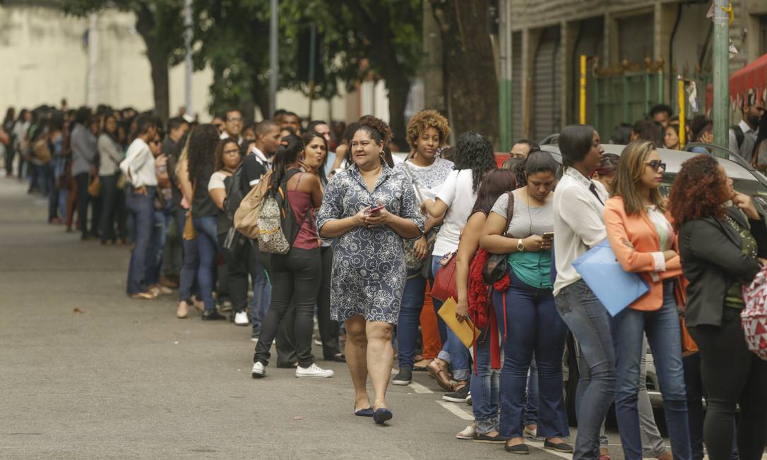 Centenas de pessoas formam fila para mutirão de emprego em