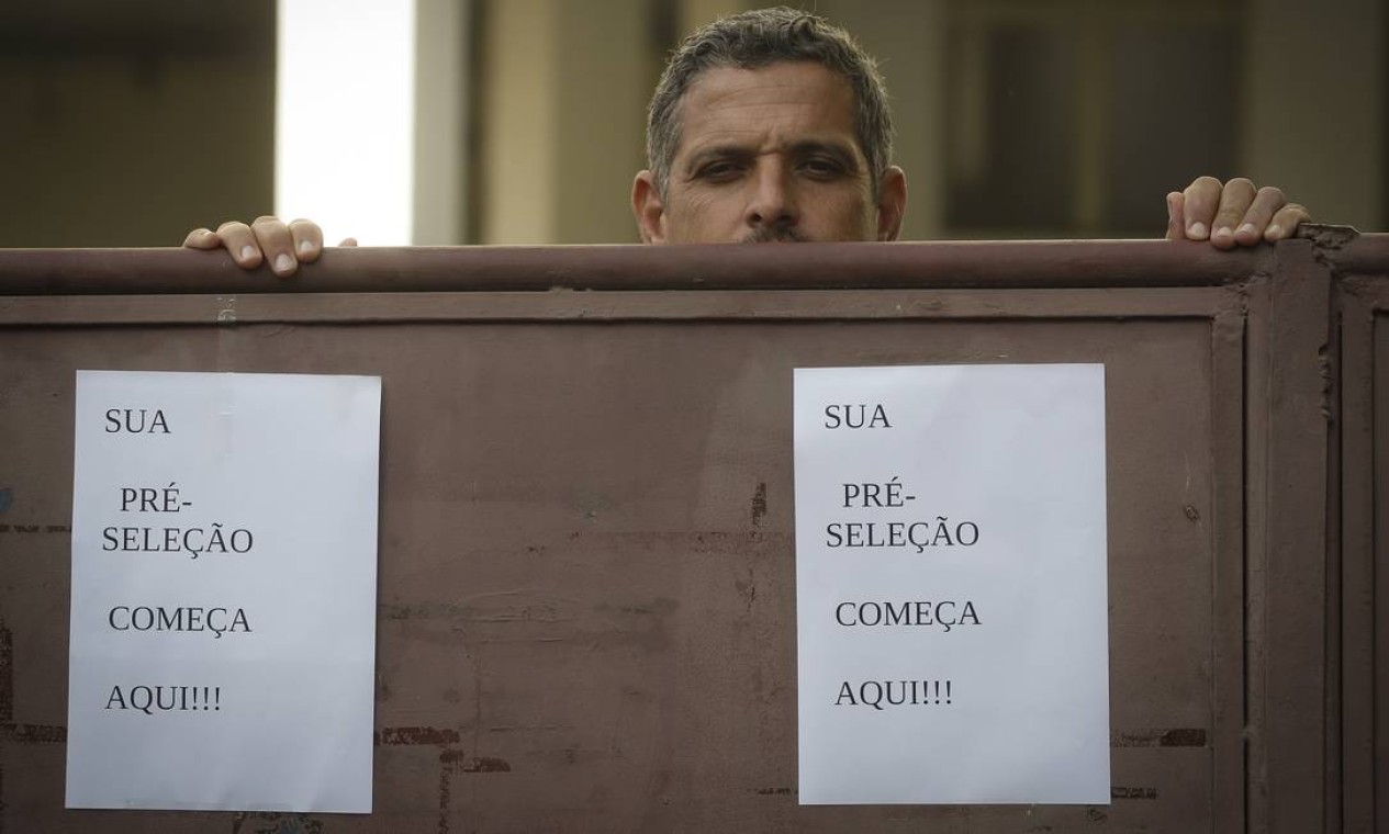 Oferta de vagas de emprego no Comperj, no centro de Itaborai Foto: Pablo Jacob / Agência O Globo