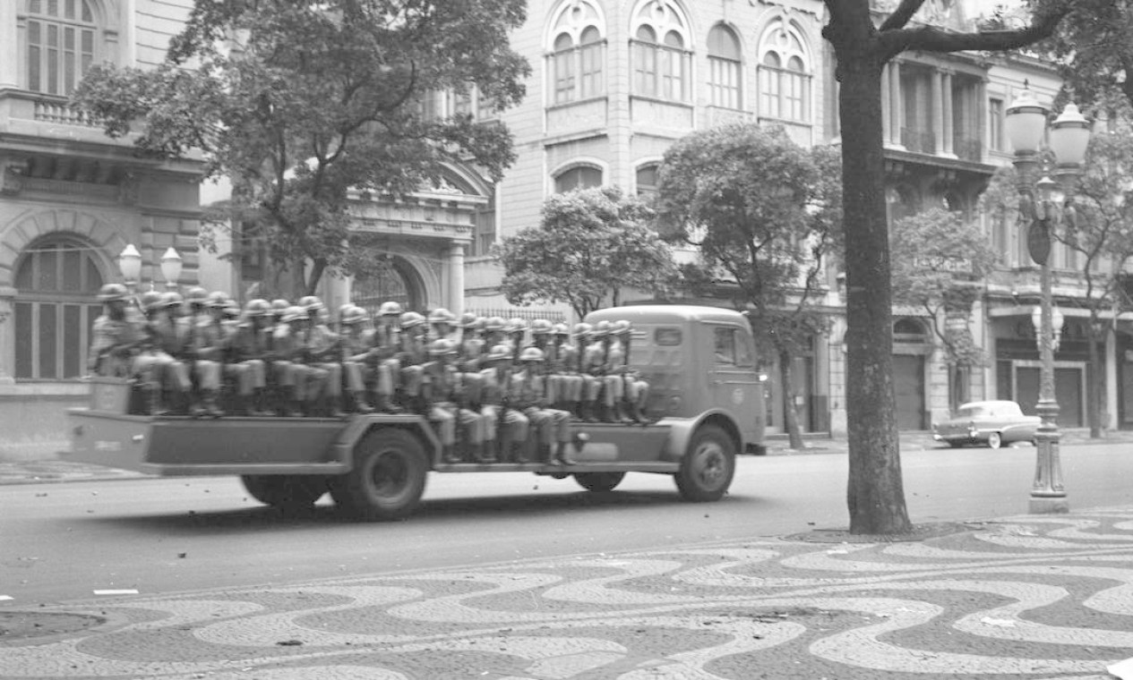 Caminhão leva soldados para a Cinelândia Foto: Agência O Globo