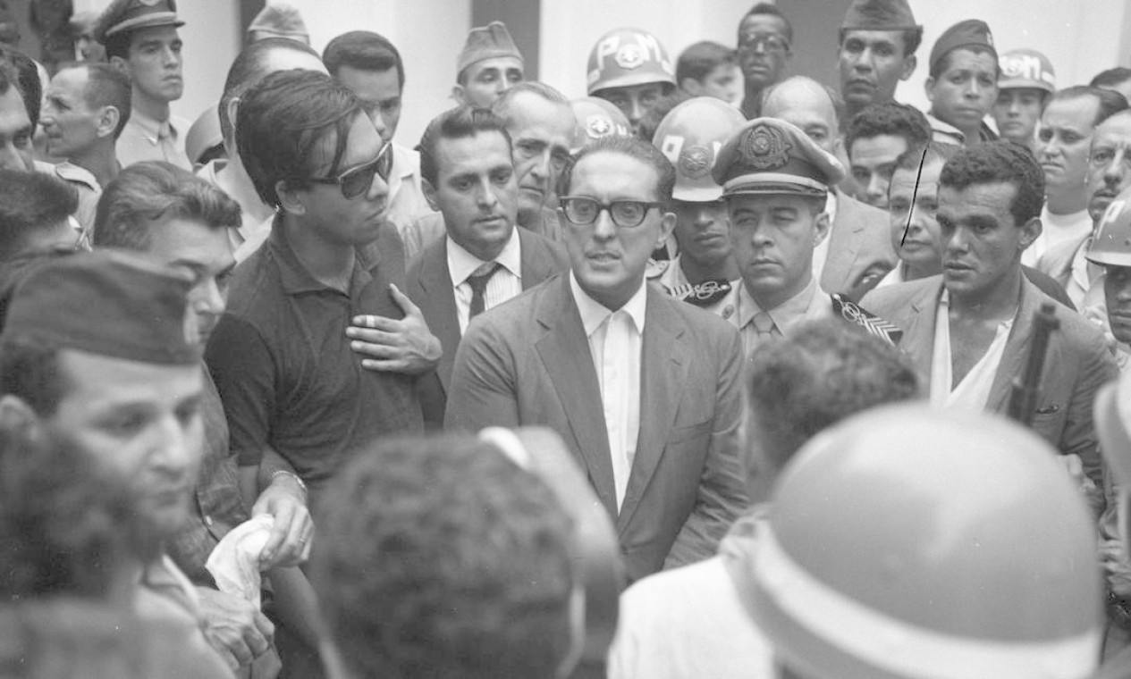 Carlos Lacerda, então governador da Guanabara, em meio aos militares. Político foi um dos principais articuladores do golpe de 1964, mas voltou-se contra o regime em 1966 Foto: Agência O Globo