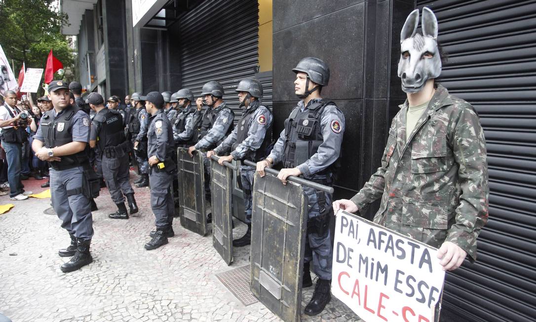 Em 2012, um ato de militares em comemoração ao golpe de 1964 atraiu manifestantes contra o regime e terminou em confronto Foto: Marcelo Carnaval / Agência O Globo