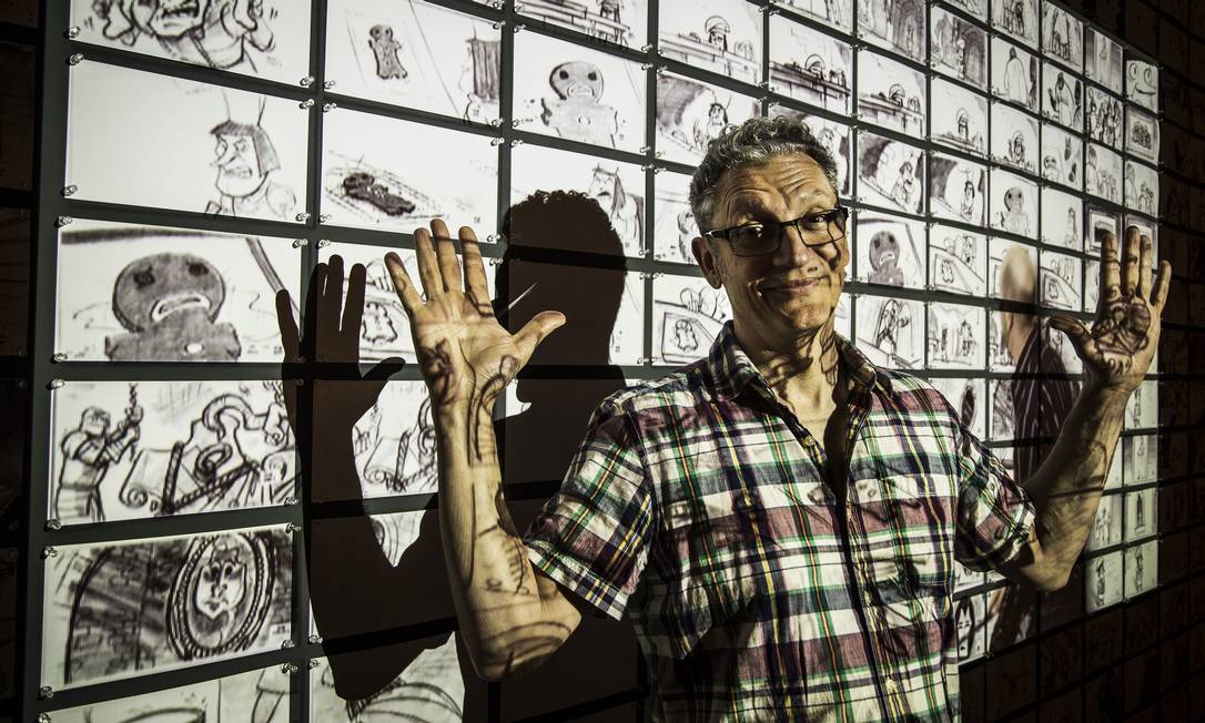 Torresan na exposição da DreamWorks no CCBB, na sala dedicada à criação de histórias e storyboards Foto: Guito Moreto / Agência O Globo
