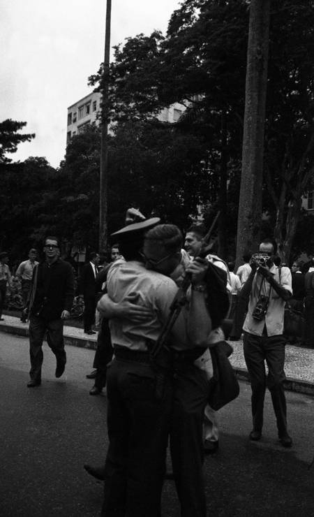 Civil e miltar, armados, confraternizam em frente ao Palácio Guanabara Foto: Agência O Globo