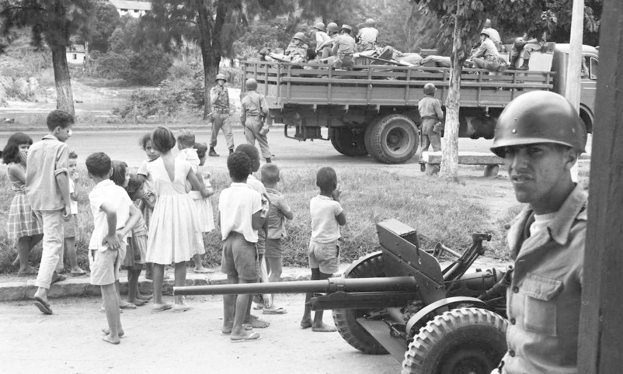 Em Juiz de Fora (MG), crianças observam um caminhão levando soldados do Exército a caminho do Rio Foto: Agência O Globo