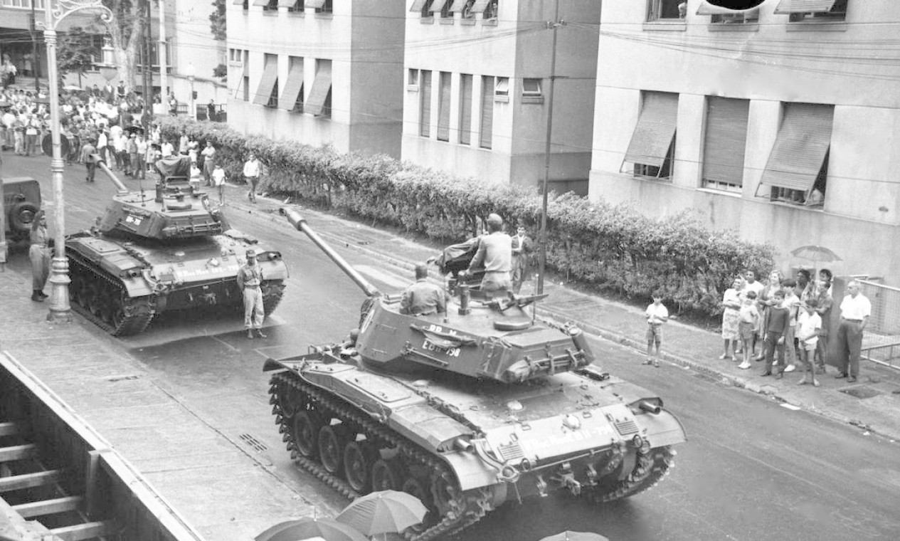 Tanques do Exército na rua Gago Coutinho, em Laranjeiras Foto: Agência O Globo