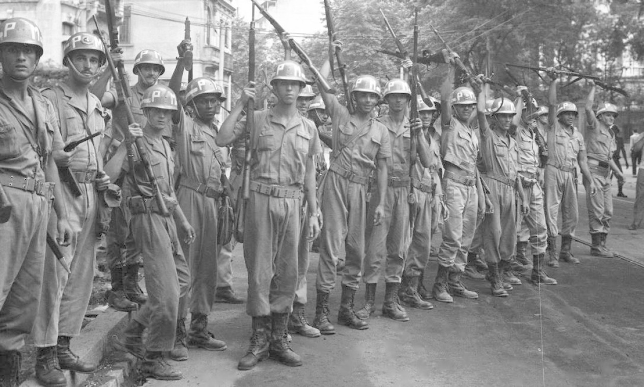 Soldados armados do Exército na Rua das Laranjeiras Foto: Agência O Globo