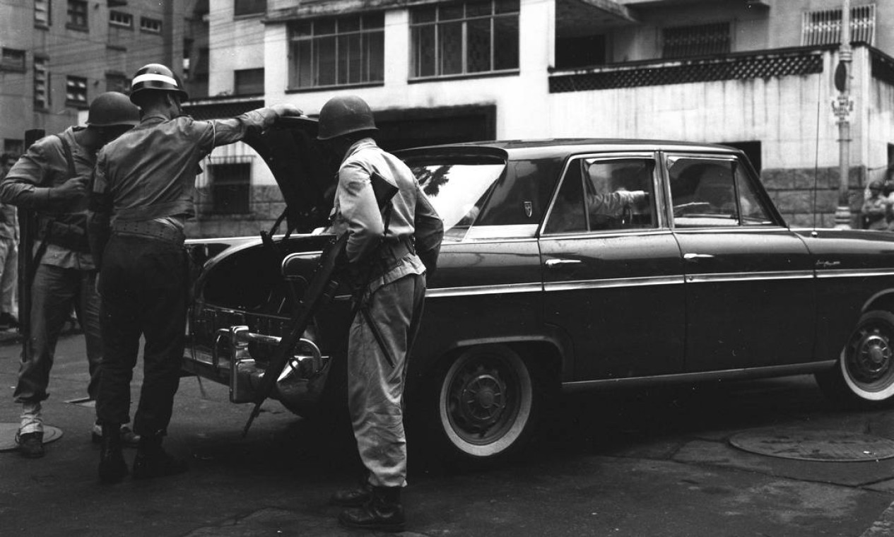 Soldados fazem revista em automóvel Foto: Agência O Globo