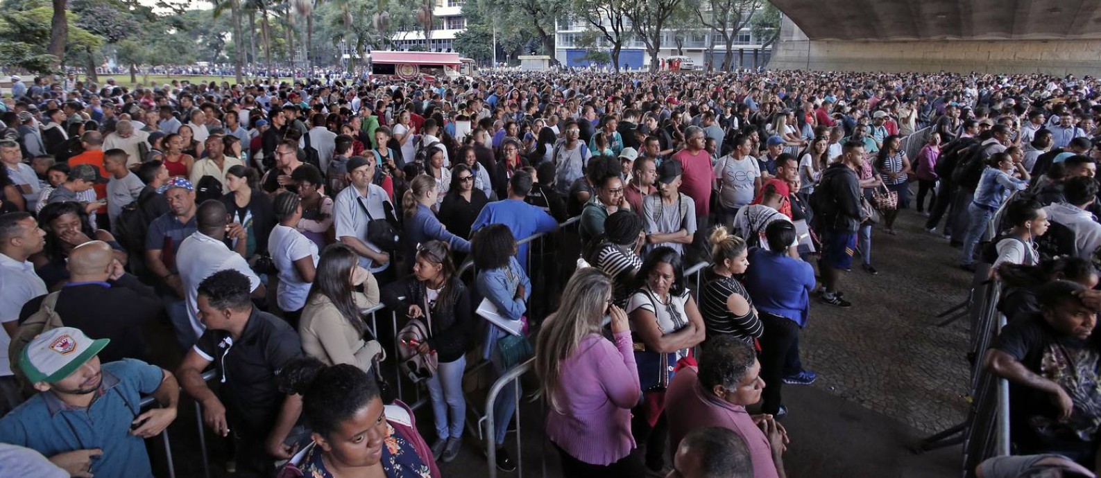 Milhares se aglomeraram no labirinto de alambrados formado para organizar o mutirão do emprego em São Paulo Foto: Edilson Dantas / Agência O Globo