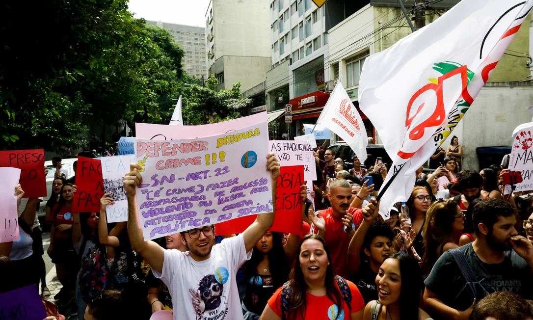 Estudantes fazem manifestação contra Bolsonaro e governo militar na porta da Universidade Presbiteriana Mackenzie, em São Paulo Foto: Aloisio Mauricio / Fotoarena/Agência O Globo