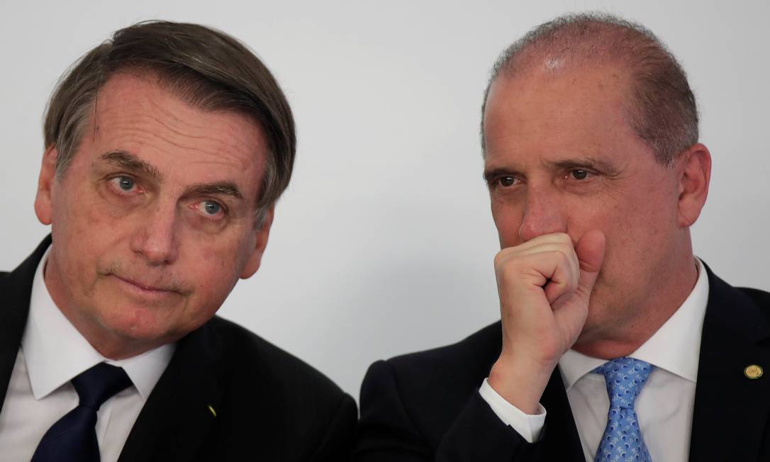 O presidente Jair Bolsonaro e o ministro da Casa Civil, Onyx Lorenzoni, durante ceirmônia no Palácio do Planalto Foto: Ueslei Marcelino/Reuters/25/03/2019