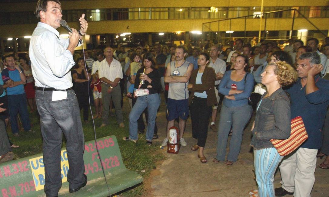 Em 2004, o então deputado Jair Bolsonaro discursa um dia antes da comemoração dos 40 anos do golpe militar Foto: Givaldo Barbosa / Givaldo Barbosa