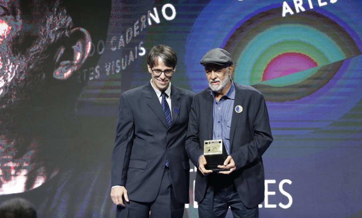 O artista plástico Cildo Meireles recebe o prêmio da categoria Segundo Caderno/Artes Visuais do editor executivo Alessandro Alvim Foto: Márcio Alves / Agência O Globo