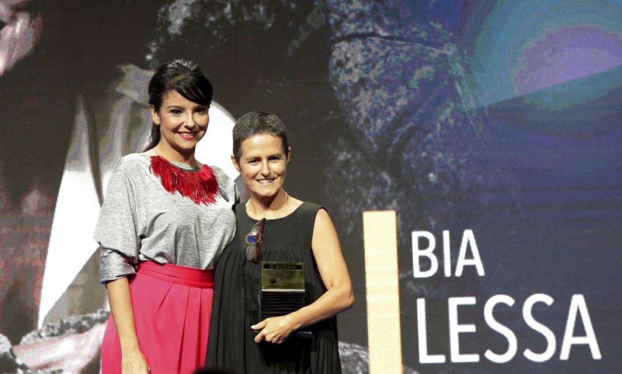 A diretora Bia Lessa foi prestigiada na categoria Segundo Caderno/Teatro pela editora de Cultura, Fátima Sá Foto: Marcos Ramos / Agência O Globo