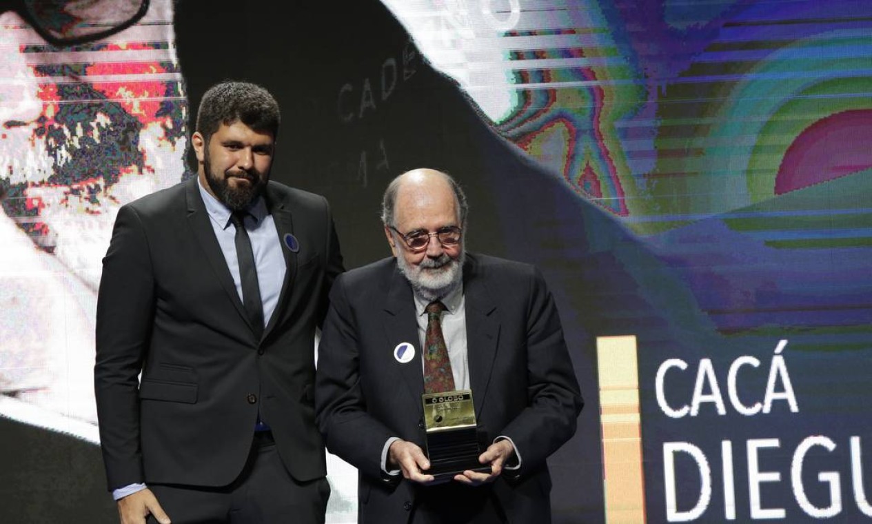 O cineasta Cacá Diegues, membro da ABL e premiado na categoria Segundo Caderno/Cinema, recebe o troféu do editor executivo André Miranda Foto: Marcos Ramos / Agência O Globo