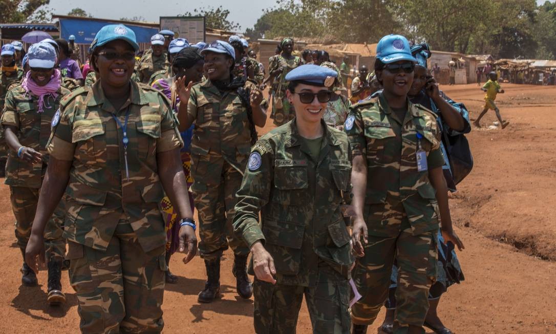 Comandante brasileira ao lado de outras funcionárias da ONU; Minusca, na República Centro-Africana, tem 13.595 membros Foto: Divulgação/ONU