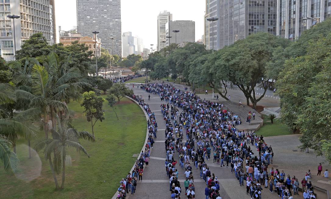 
Fila quilométrica: milhares de desempregados tentam se candidatar a uma vaga no mutirão do emprego realizado esta semana em São Paulo
Foto:
Edilson Dantas
/
Agência O Globo
