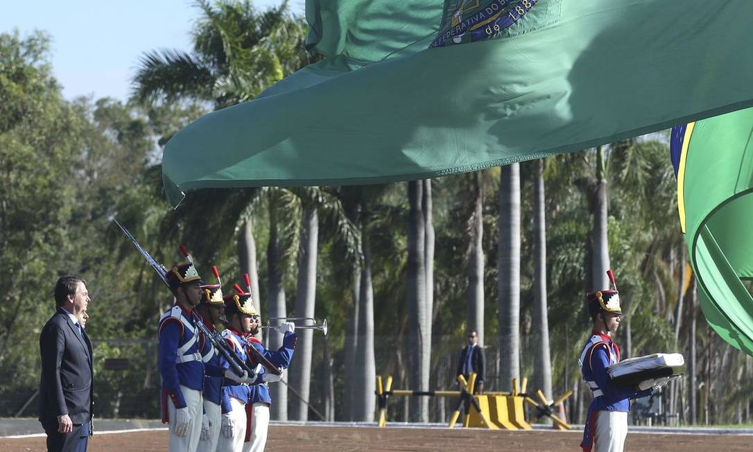 O presidente Jair Bolsonaro na cerimônia de hasteamento da bandeira no Palácio da Alvorada Foto: Antônio Cruz/ Agência Brasil 