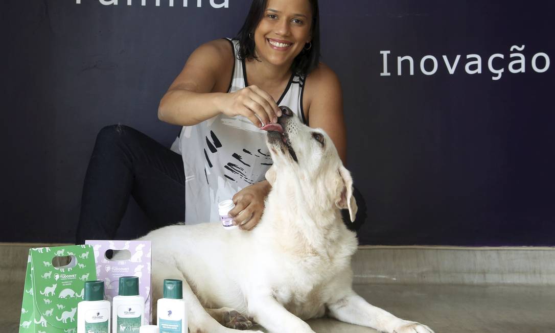 Cynthia e Leka. Biscoito para tratar incontinência urinária da cadela Foto: Fábio Guimarães / Agência O Globo