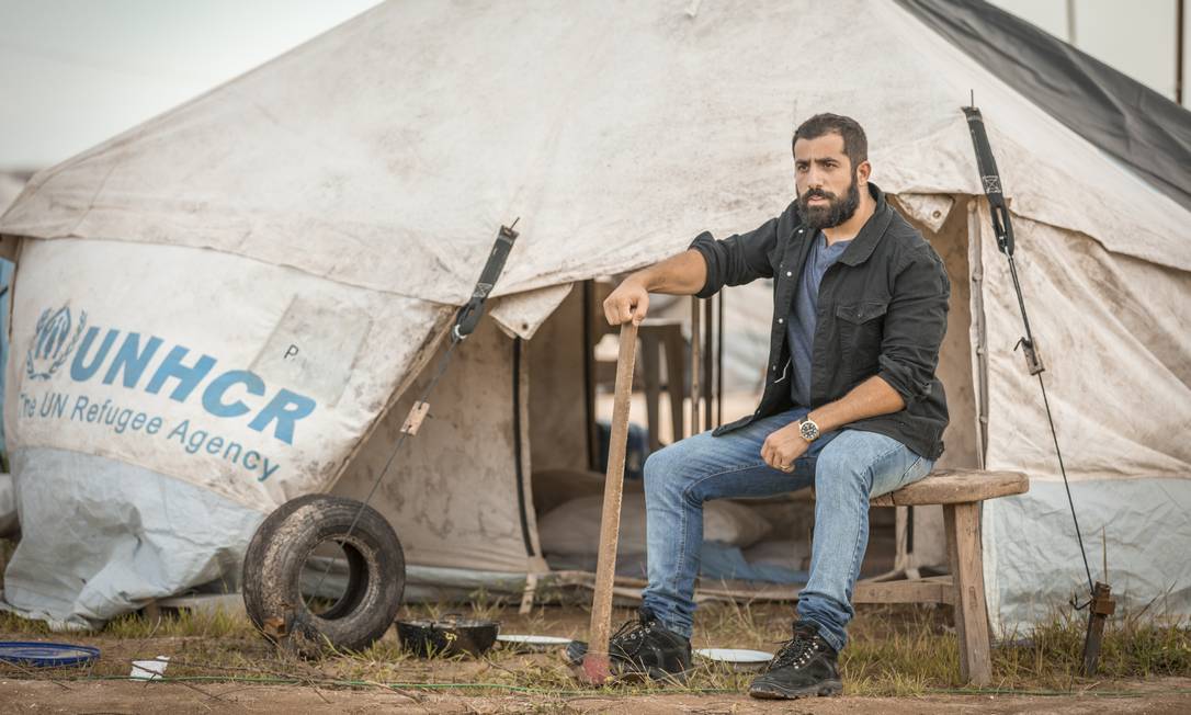 O ex-BBB Kaysar é o capanga Fauze em 'Órfãos da terra': refugiado sírio, ele ficou impressionado com realismo de campo montado para a novela Foto: TV Globo/Paulo Belote